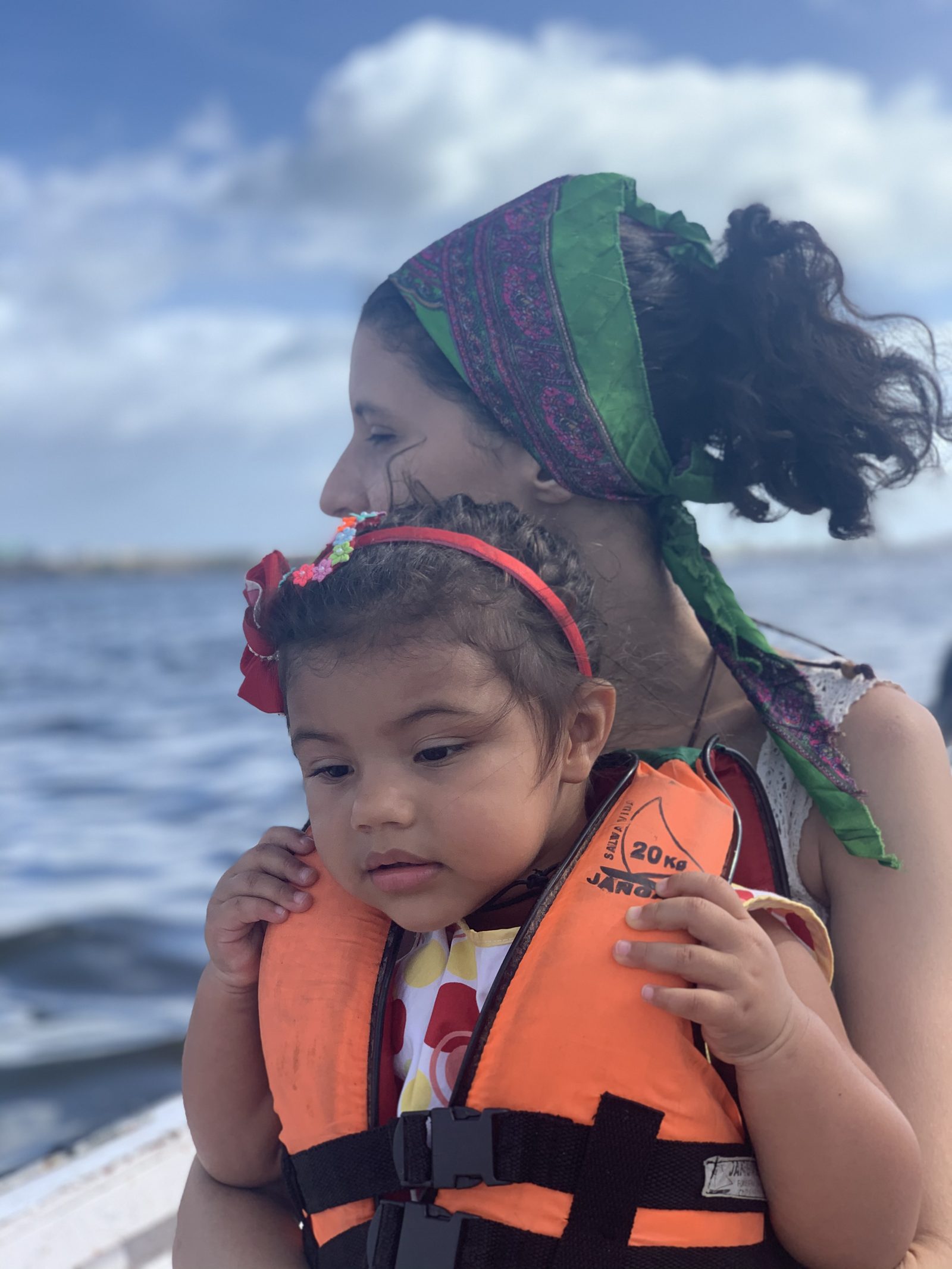 Laysa e a filha Maria Anita a caminho da Ilha de Deus, pelo rio no Recife