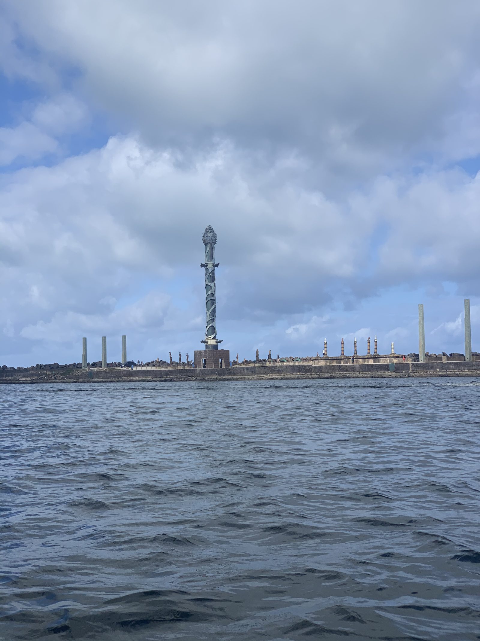Marco Zero e o molhe do Recife Antigo vistos da água