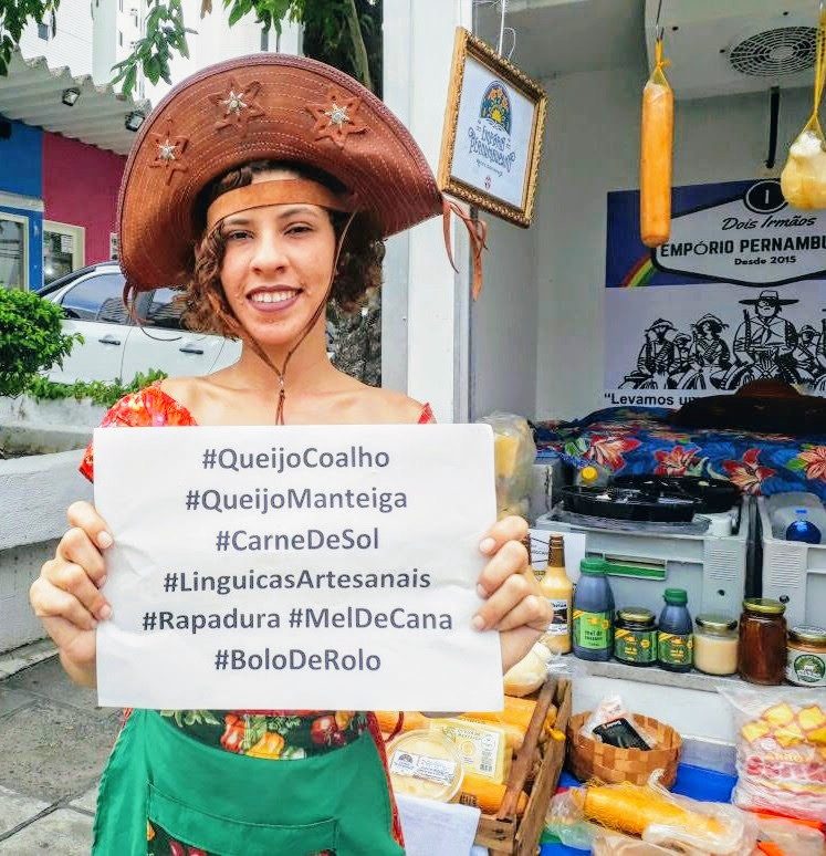 Laysa na loja itinerante do Empório com os produtos do interior