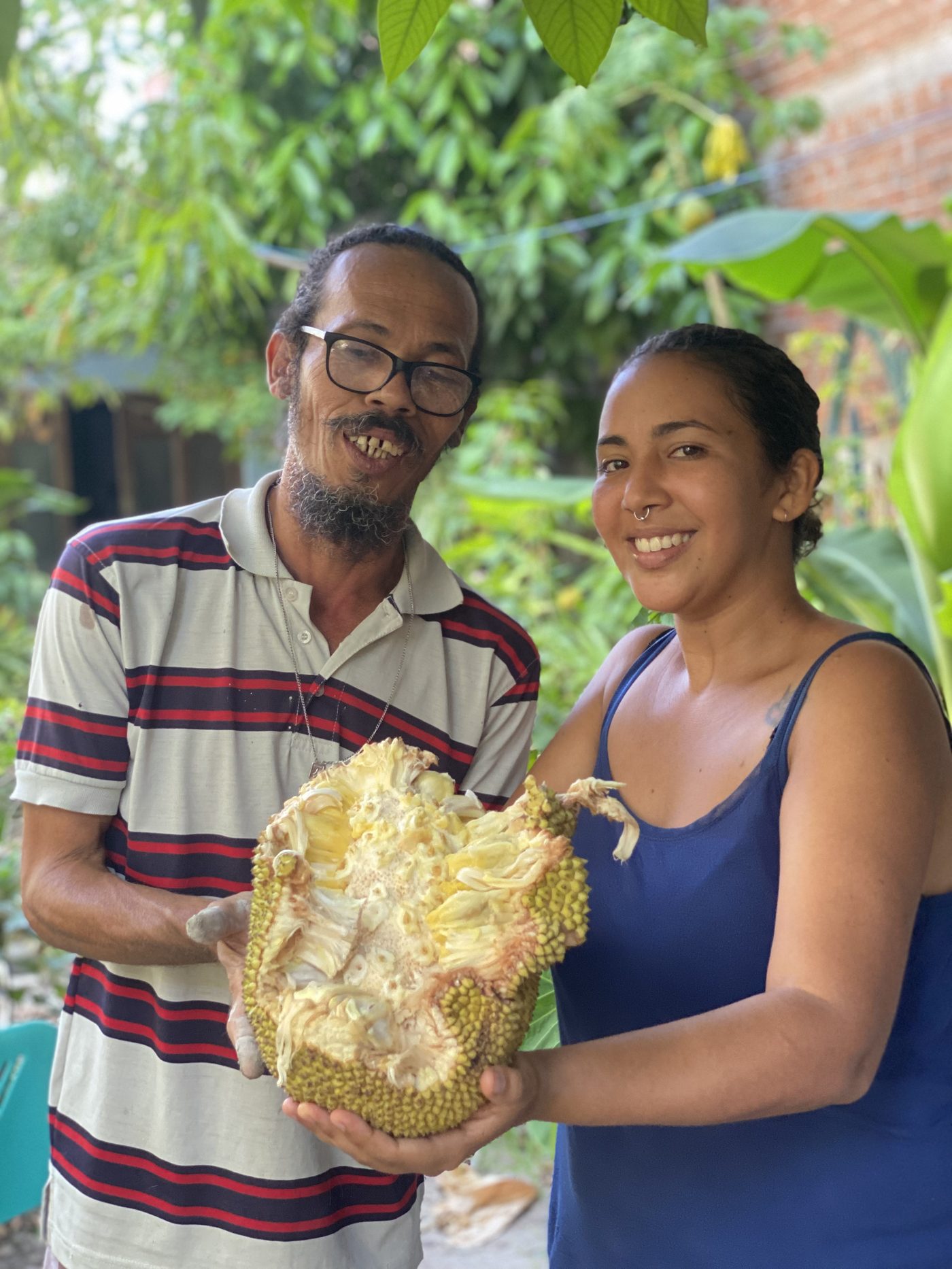 Casal produtor com jaca, agroecologia urbana da Maga Rosa