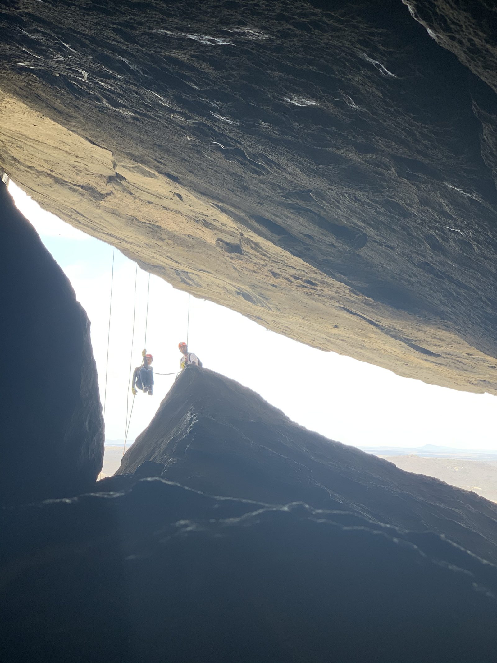 Descida de rapel sob a grande laje de pedra da Serra do Pará